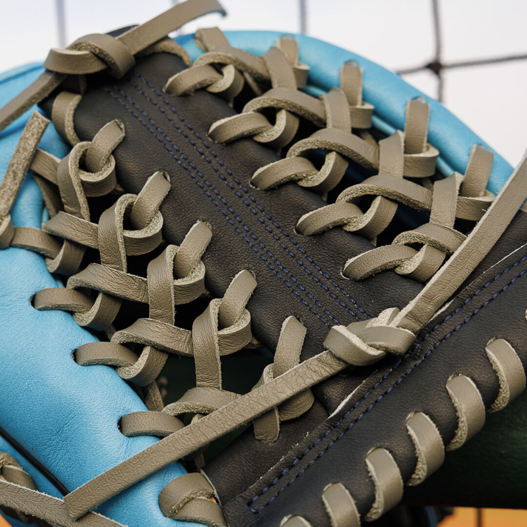 Exclusive Heart of the Hide ContoUR Fit Infield/Pitcher's Glove, Right Hand Throw